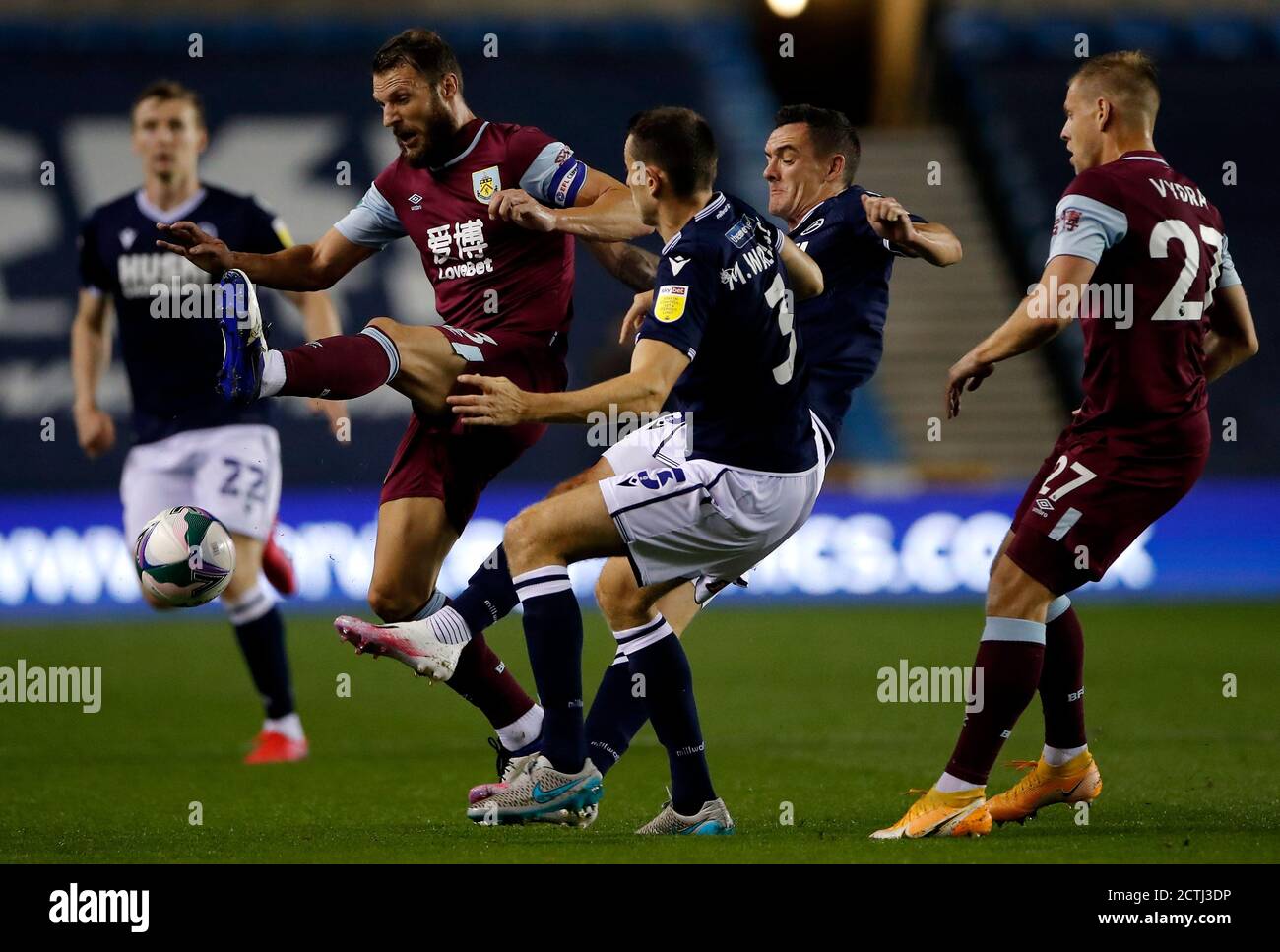Erik Pieters di Burnley (a sinistra) e Murray Wallace di Millwall combattono per la palla durante la terza partita della Carabao Cup al New Den, Londra. Foto Stock