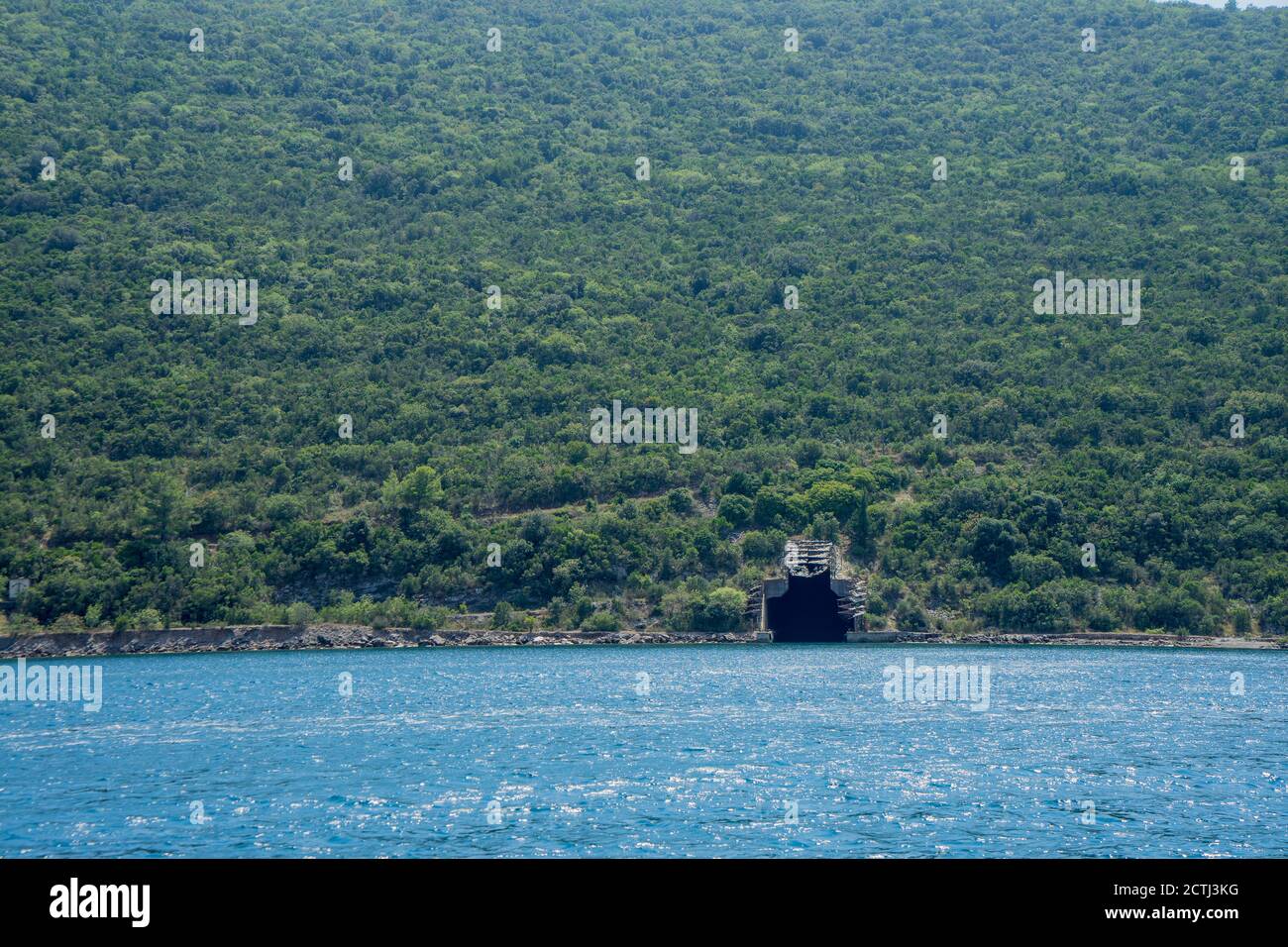 Bunker abbandonato per un sottomarino o penna sottomarina o U-boat penna in una montagna con alberi su tutto il pendio, lasciato dopo la guerra in Jugoslavia, Bay of Foto Stock