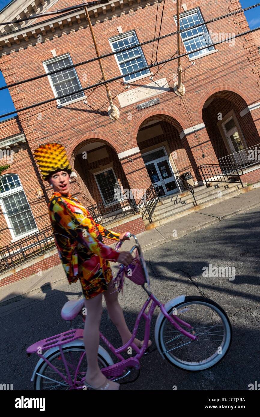 Gay in una bicicletta rosa in Commercial St, Provincetown, Massachusetts,  Stati Uniti Foto stock - Alamy