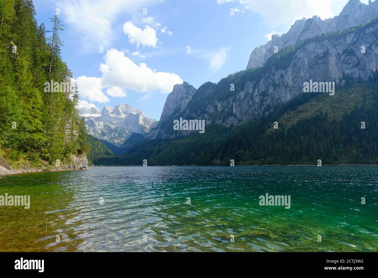 Il Lago di Gosausee è uno dei luoghi più belli delle Alpi austriache, il paesaggio intorno è semplicemente mozzafiato, si possono vedere bellissime montagne intorno a un Foto Stock