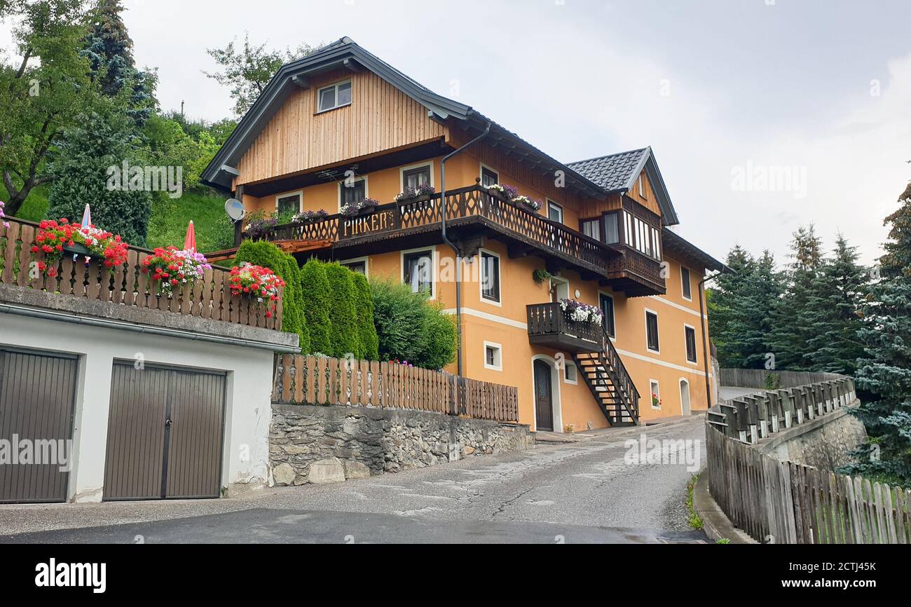 Scenografica casa tradizionale austriaca lungo una strada di montagna Foto Stock
