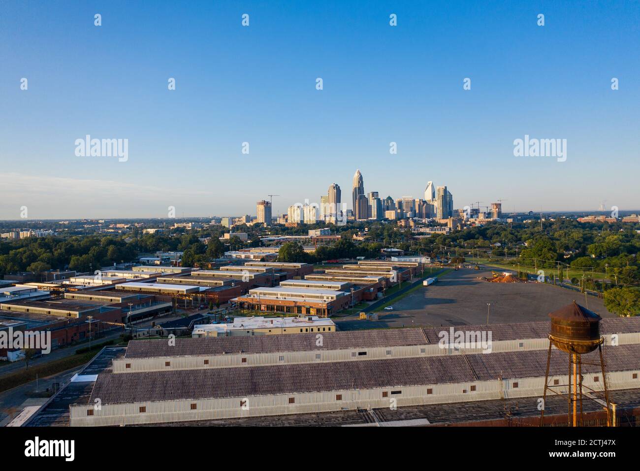 Una foto drone dello skyline di Charlotte scattata subito dopo alba in una giornata di sole con cielo limpido Foto Stock