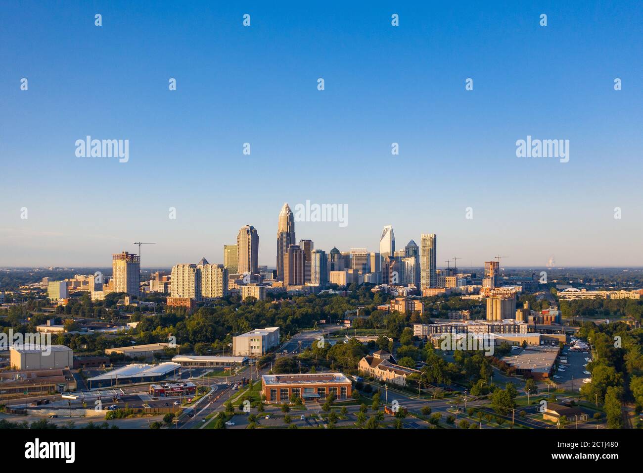 Una foto drone dello skyline di Charlotte scattata subito dopo alba in una giornata di sole con cielo limpido Foto Stock