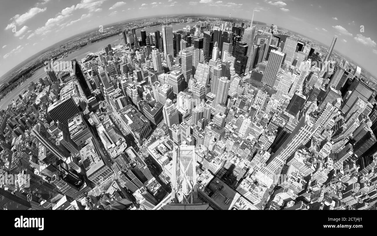 Immagine in bianco e nero con lente fisheye del paesaggio urbano di New York, Stati Uniti. Foto Stock