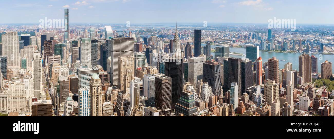 Vista panoramica dello skyline di New York in una soleggiata giornata estiva, USA. Foto Stock