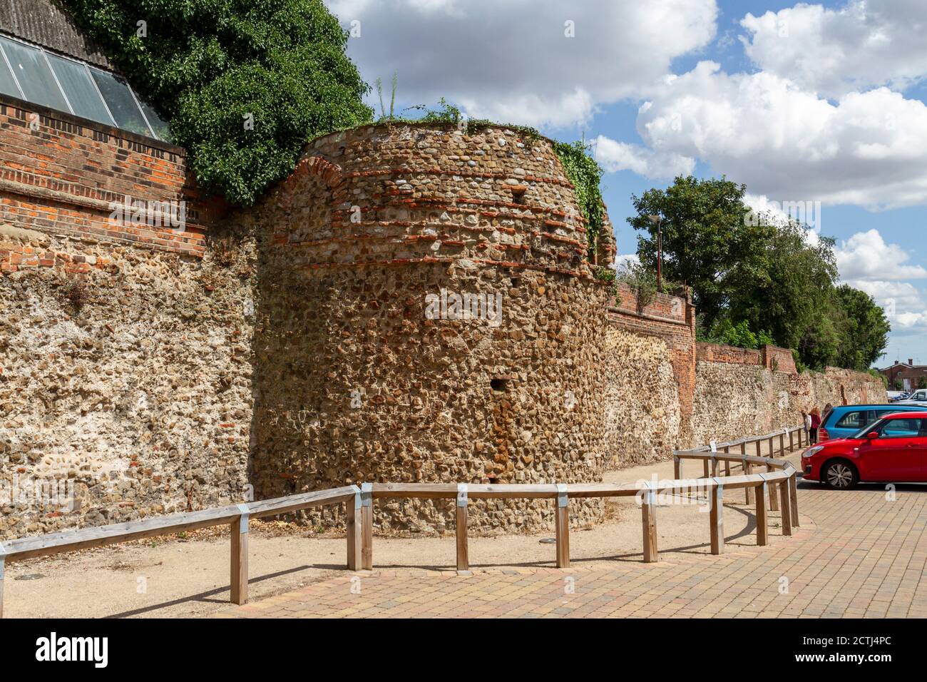 Priory Street Bastion 5, parte dei resti del muro romano a Colchester, Essex, Regno Unito. Foto Stock
