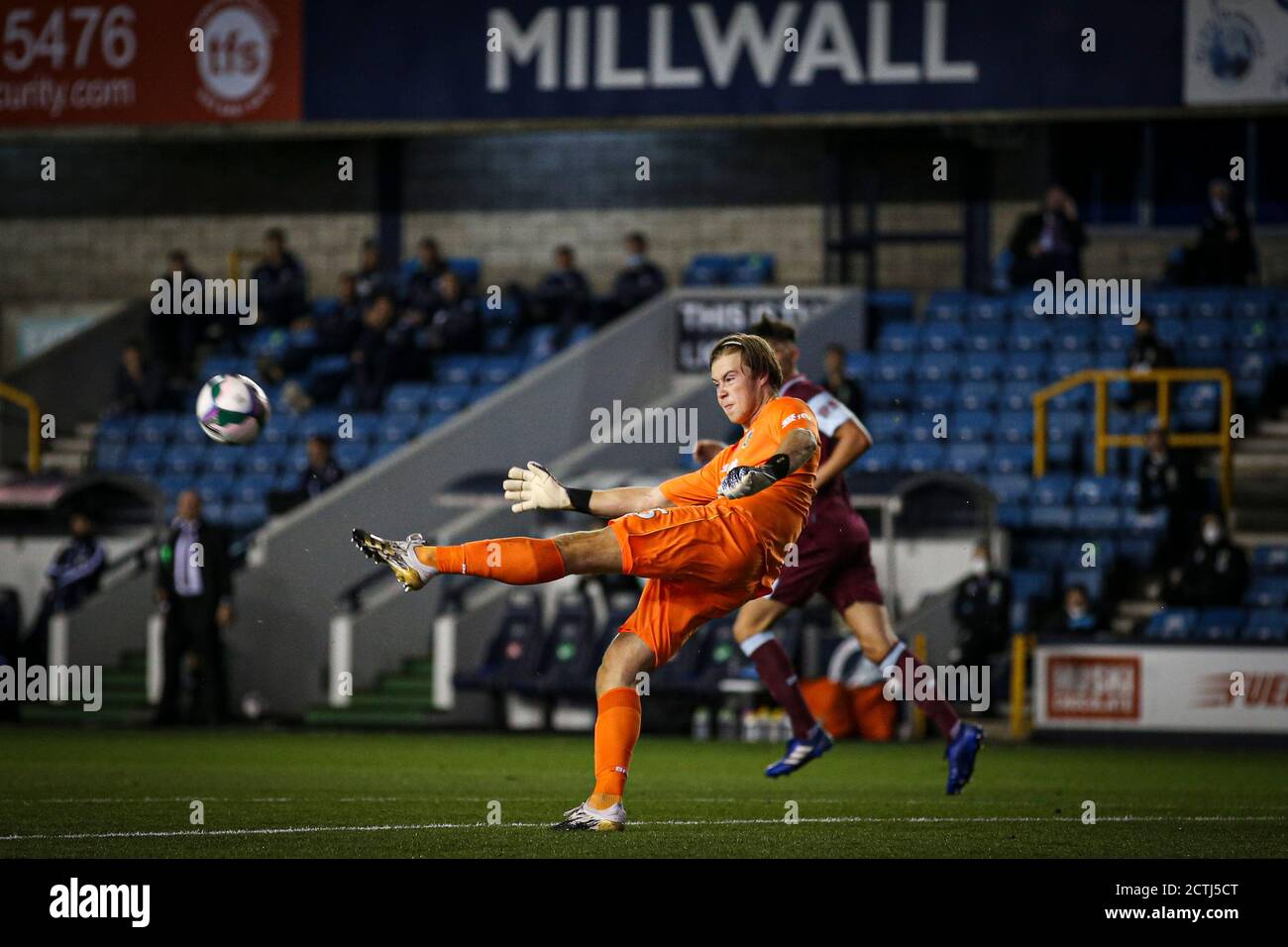 LONDRA, INGHILTERRA. 23 SETTEMBRE 2020 Bailey Peacock-Farrell di Burnley libera la palla durante la partita della Carabao Cup tra Millwall e Burnley al Den, Londra, mercoledì 23 settembre 2020. (Credit: Tom West | MI News) Credit: MI News & Sport /Alamy Live News Foto Stock