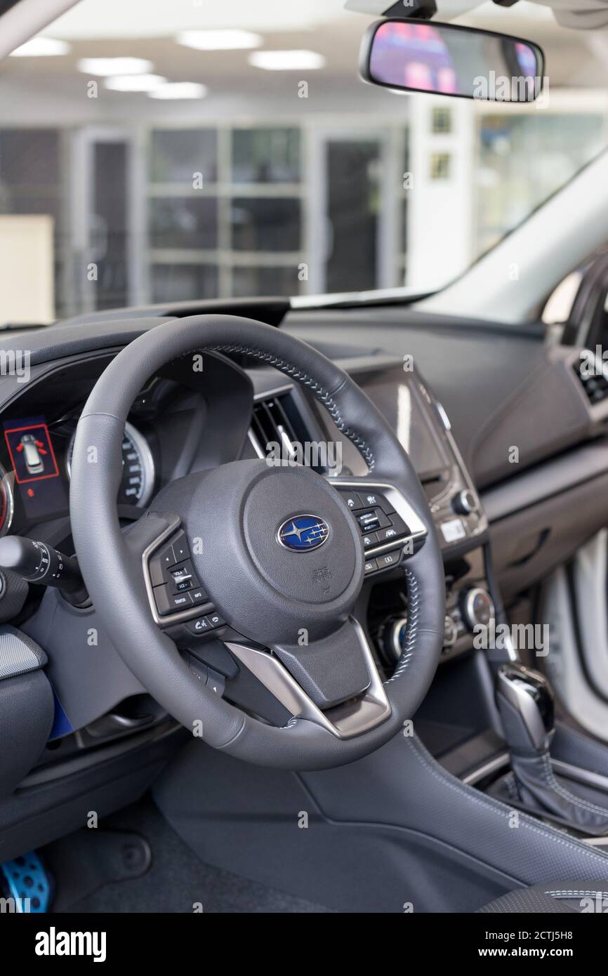 Russia, Izhevsk - 13 agosto 2020: Showroom Subaru. Interni della vettura moderna Subaru Forester con cambio automatico. Famoso marchio mondiale. Foto Stock