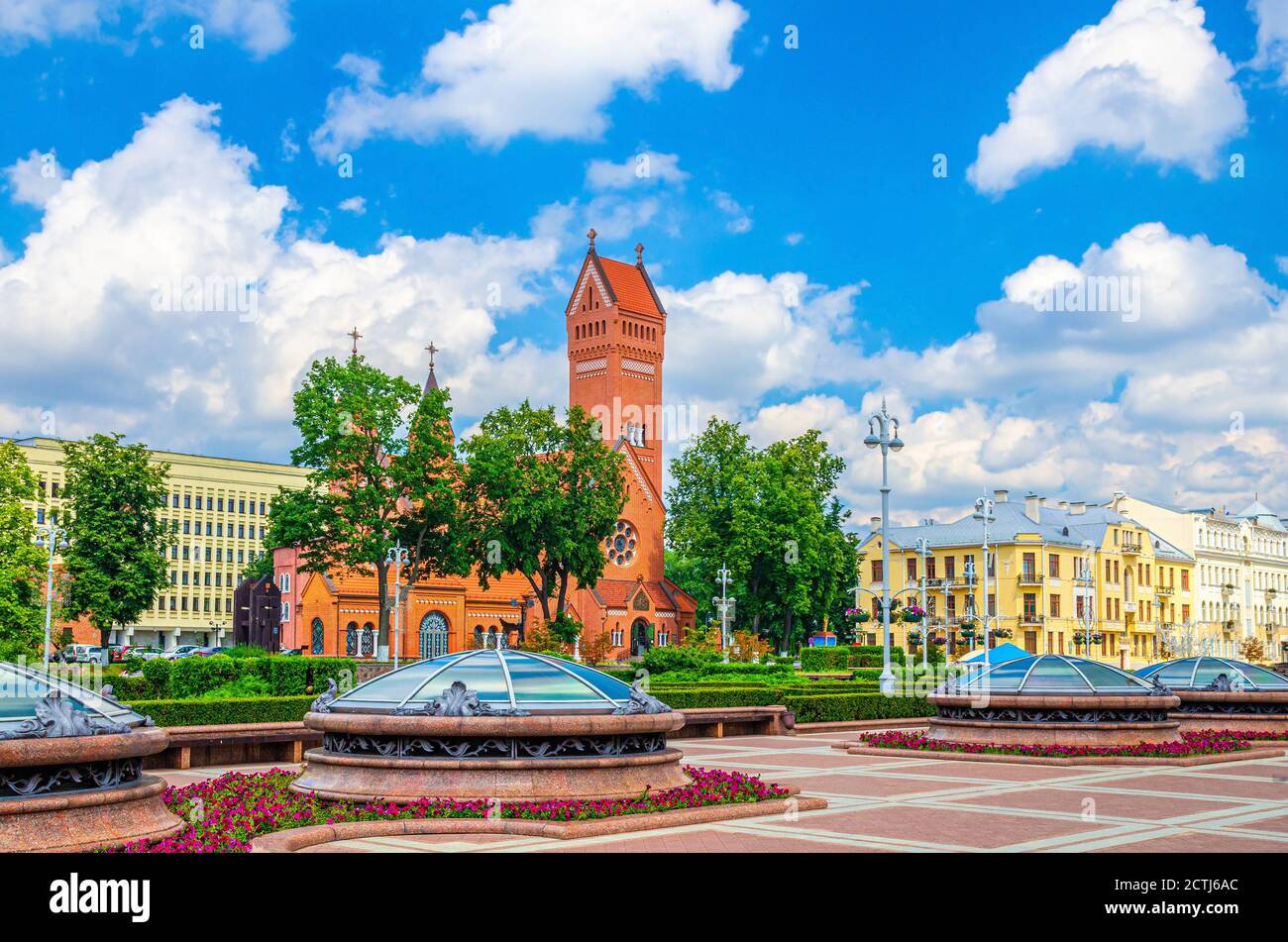 San Simone e Helena Chiesa Cattolica Romana o Chiesa Rossa in Piazza dell'Indipendenza nel centro storico della città di Minsk, cielo blu nuvole bianche nella soleggiata giornata estiva, Repubblica di Bielorussia Foto Stock