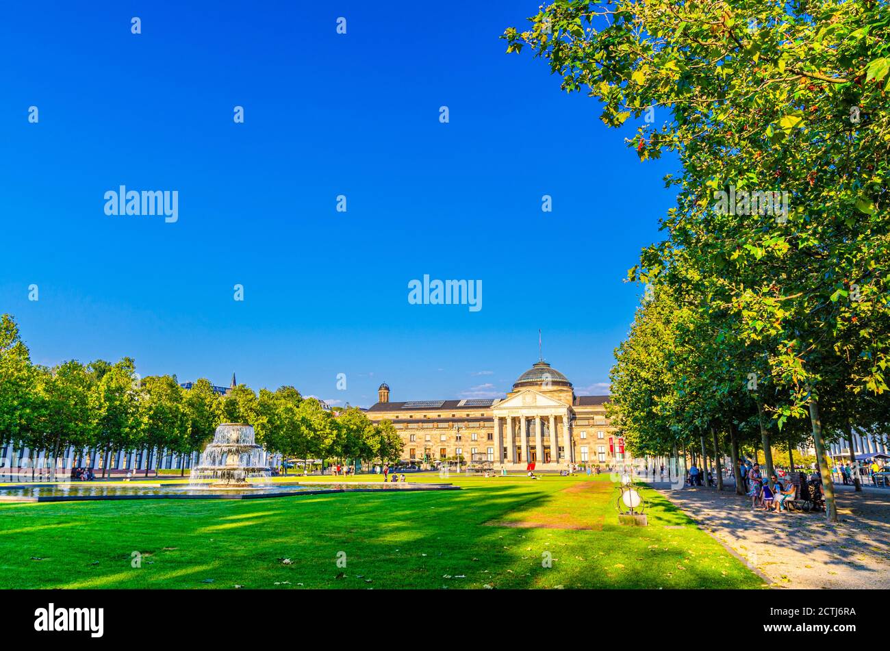 Wiesbaden, Germania, 24 agosto 2019: Kurhaus o curativo casa spa e casinò edificio e Bowling Green parco con prato erboso, vicolo alberi e stagno con fontana nel centro storico della città, stato di Assia Foto Stock