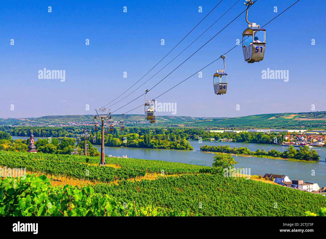 Funivia sulla corda della funivia da Rudesheim am Rhein città a Roseneck monte sopra i campi di vigneti del fiume Reno Valle colline, blu cielo chiaro sfondo in estate soleggiata giorno, stato di Assia, Germania Foto Stock
