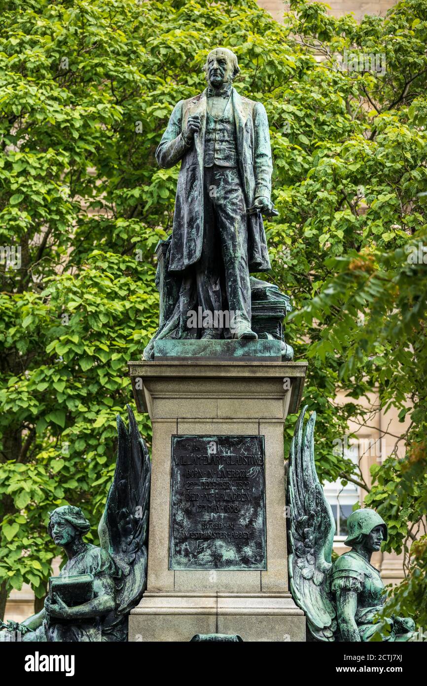 Statua di Gladstone Liverpool - Statua di William Ewart Gladstone, nato Liverpool 1809, nei St John's Gardens Liverpool. Statua di Sir Thomas Brock, 1904. Foto Stock