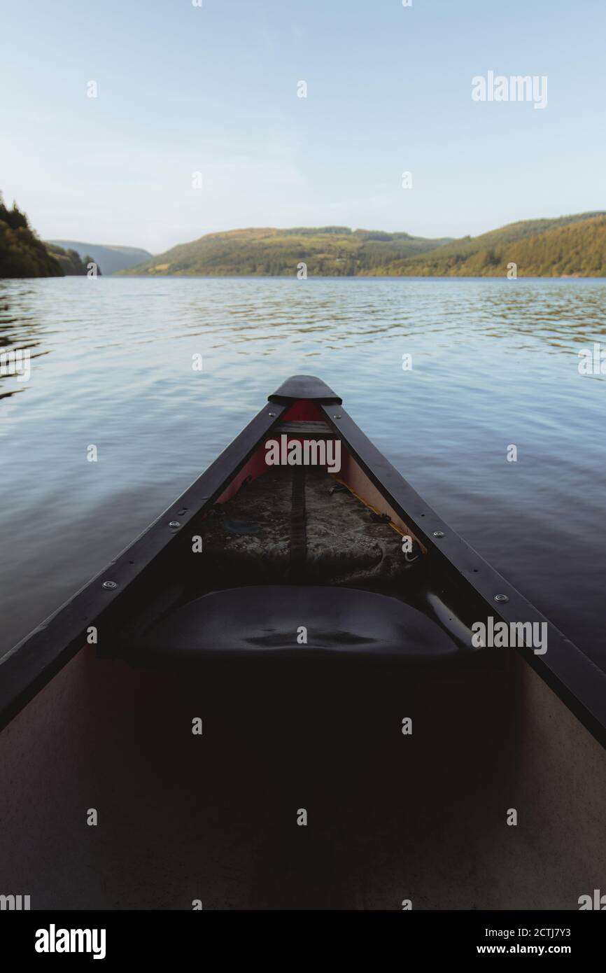 Nessun viaggio al lago Vyrnwy nel Galles centrale è completo senza un gioco sul lago. Noleggia canoe, kayak, tavole da paddle o una barca a vela da Bethania Adventure. Foto Stock