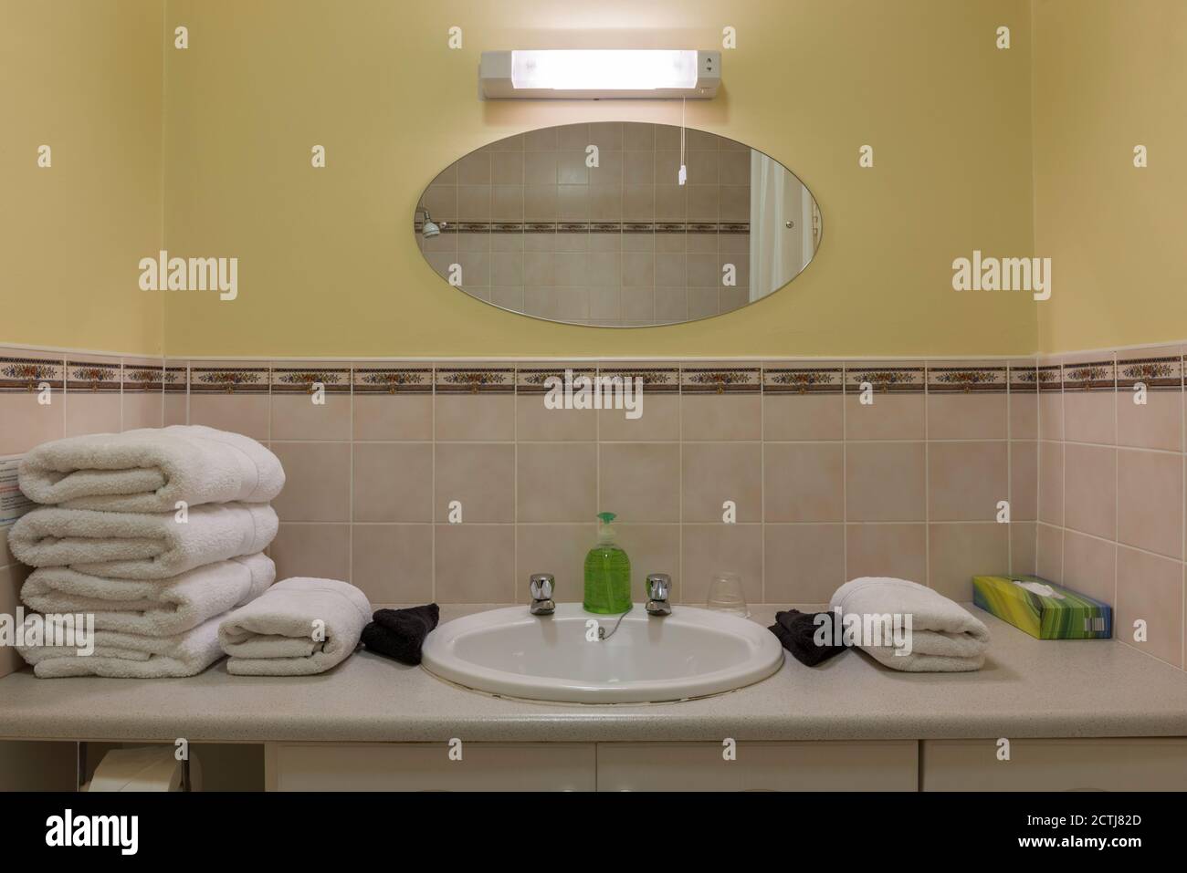 Tipico interno bagno con asciugamani piegati in self catering ospiti casa e appartamento bed and breakfast Foto Stock