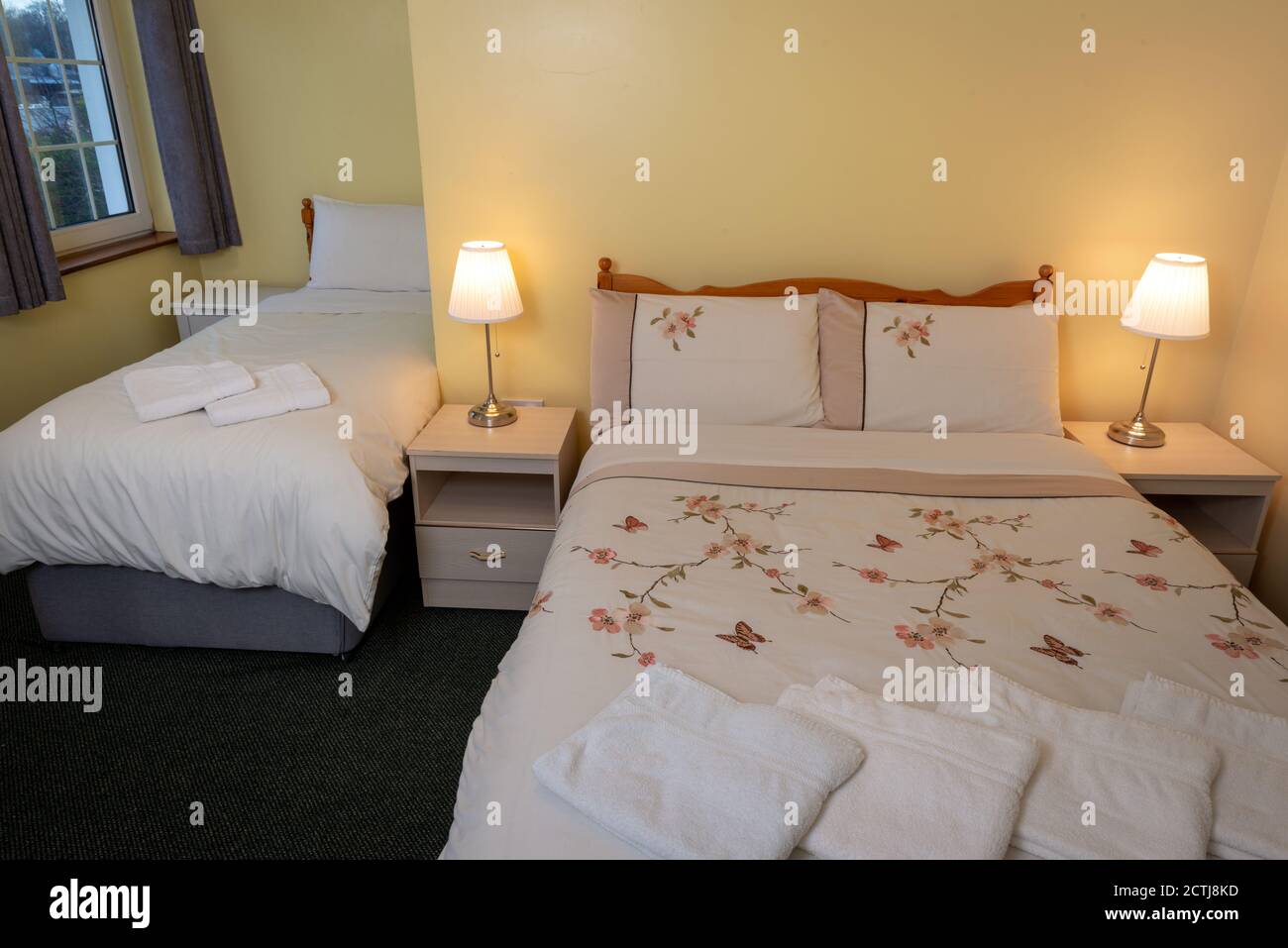 Tipico essenziale due letti singoli camera da letto interna in self catering pensione e appartamento bed and breakfast Foto Stock