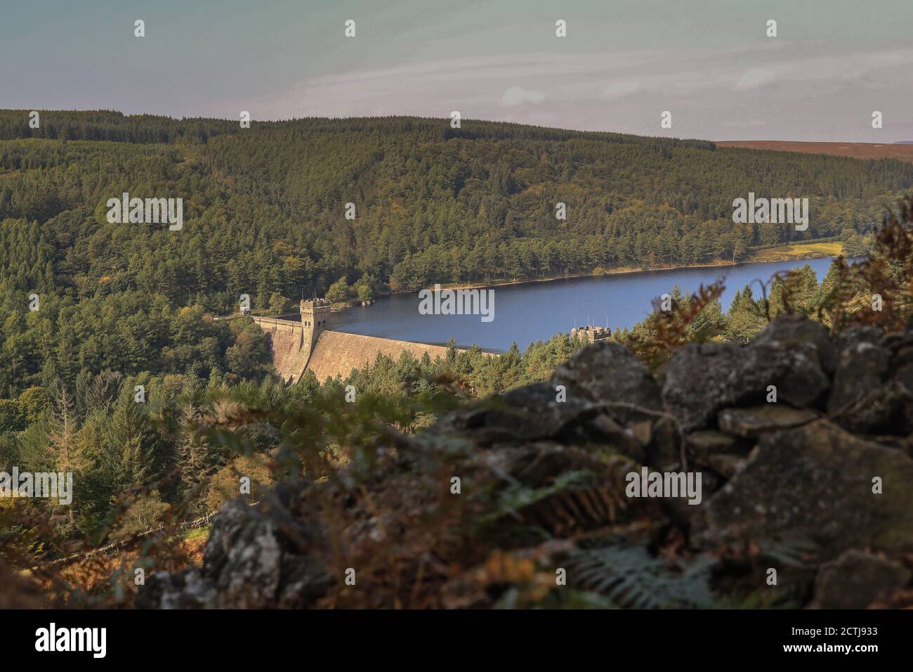 Cielo blu chiaro sopra la diga di Derwent dove il famoso Dam Buster praticò bombardamenti durante la seconda guerra mondiale Foto Stock