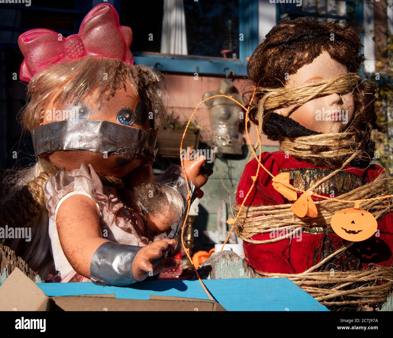 Bambole del bambino creepy. Decorazione esterna di Halloween. Una bambola con la bocca fissata. Una bambola con gli occhi legati. Foto Stock