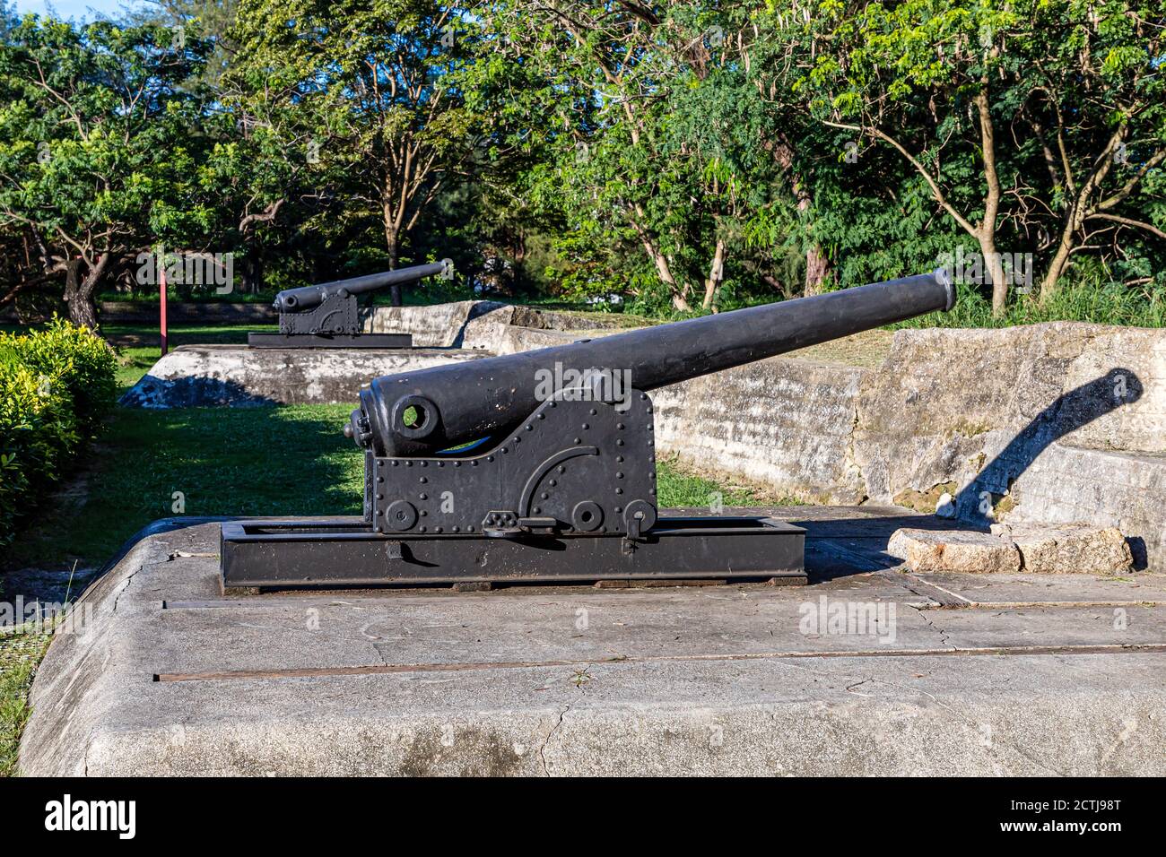 Pistole leggere sul sito delle armi sopra il deposito delle munizioni e guarnigioni nel castello eterno d'oro di An Ping, Tainan, Taiwan. Foto Stock