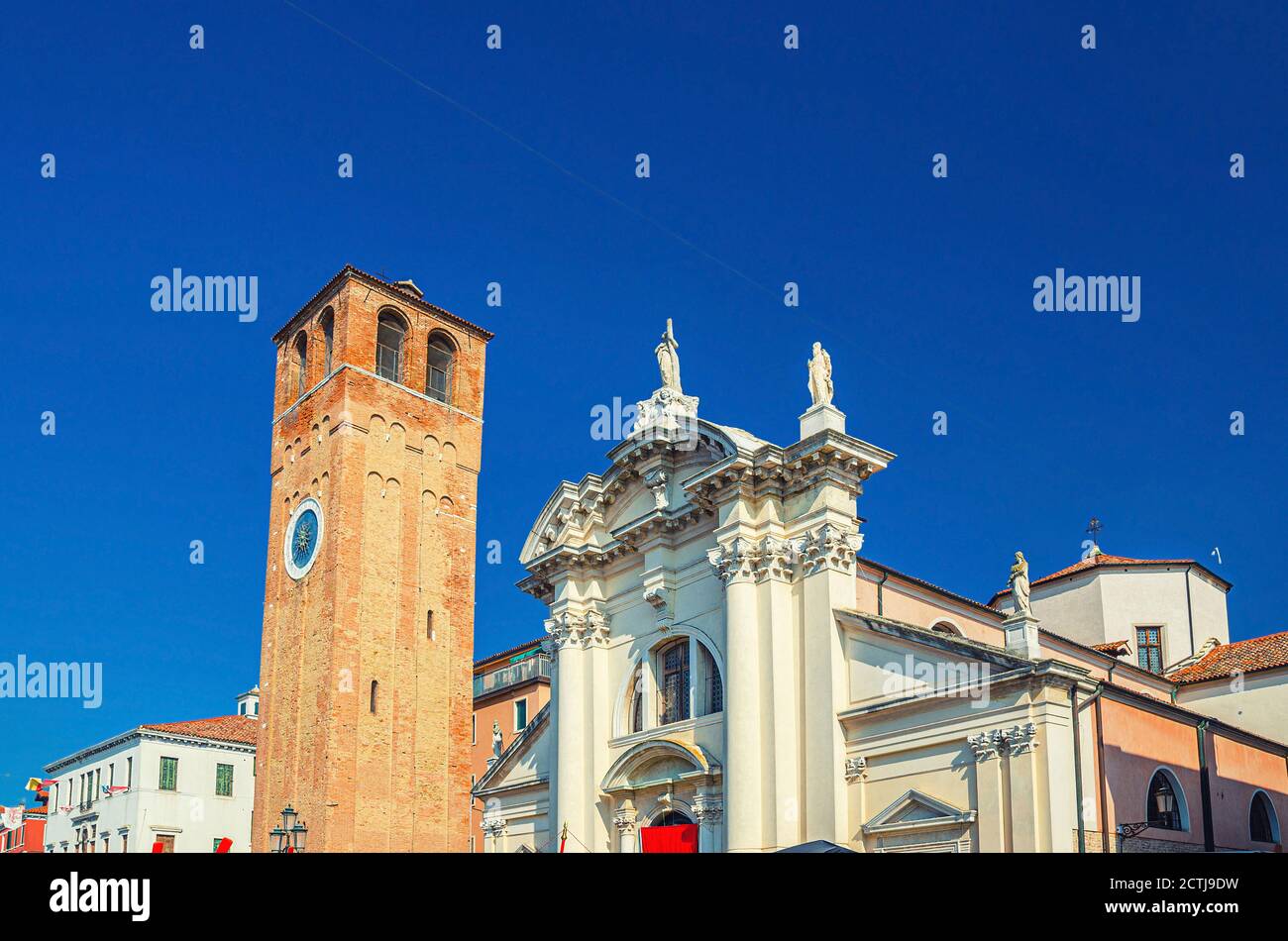 Chiesa di Sant'Andrea edificio cattolico con campanile in mattoni nel centro storico della città di Chioggia, cielo blu di fondo nella giornata estiva, Regione Veneto, Italia settentrionale Foto Stock