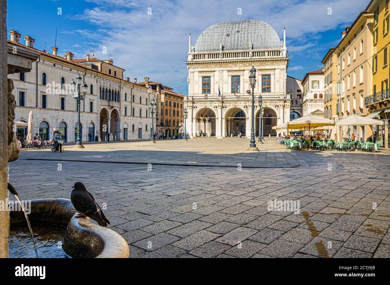 Palazzo della Loggia Palazzo Comunale, Monte di Pietà Vecchio edificio in stile rinascimentale in Piazza della Loggia, centro storico di Brescia, sfondo blu cielo, Lombardia, Italia settentrionale Foto Stock