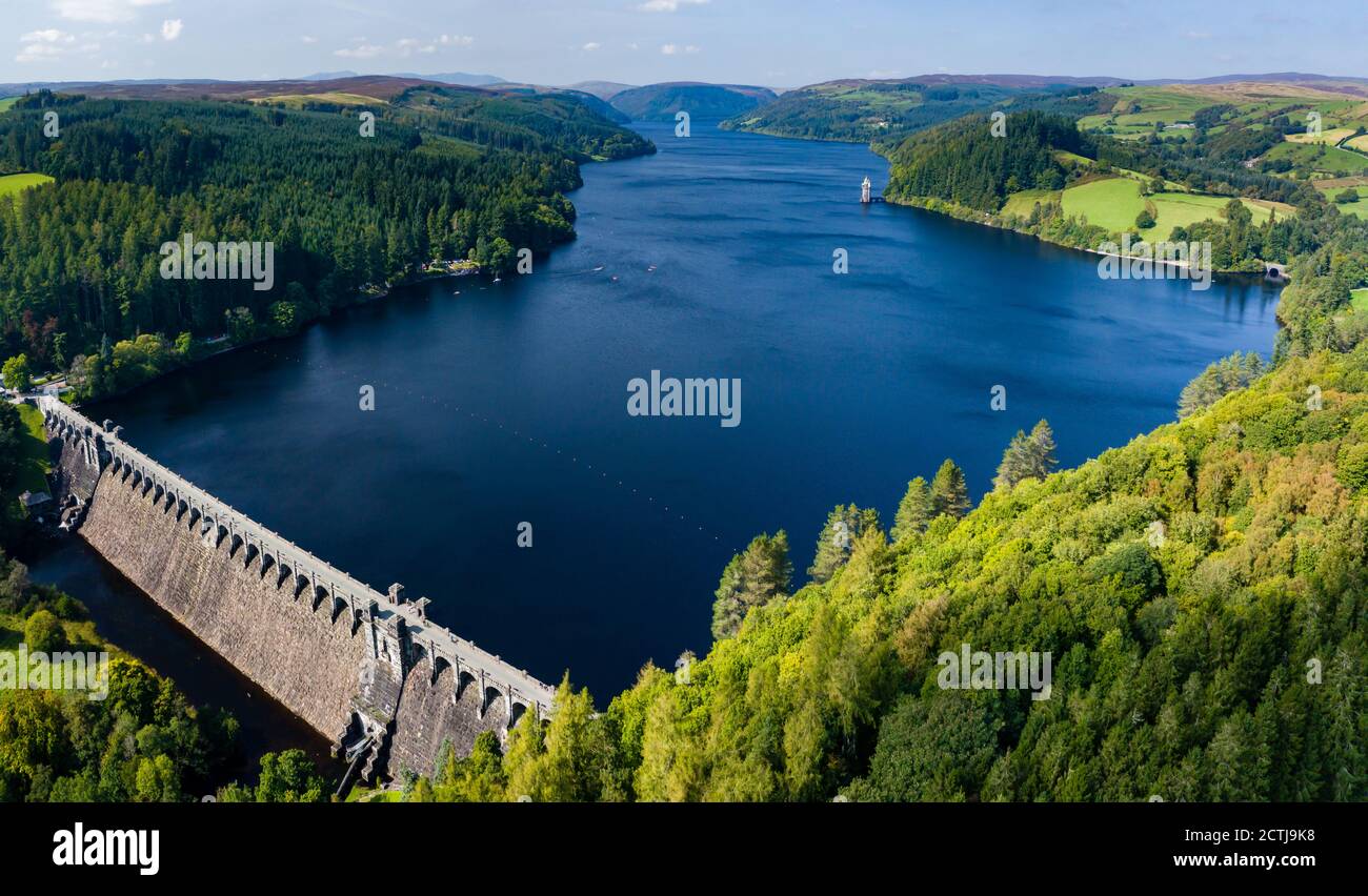 Vista aerea di un enorme lago circondato da terreni agricoli rurali e foreste. (Lago Vyrnwy, Galles) Foto Stock