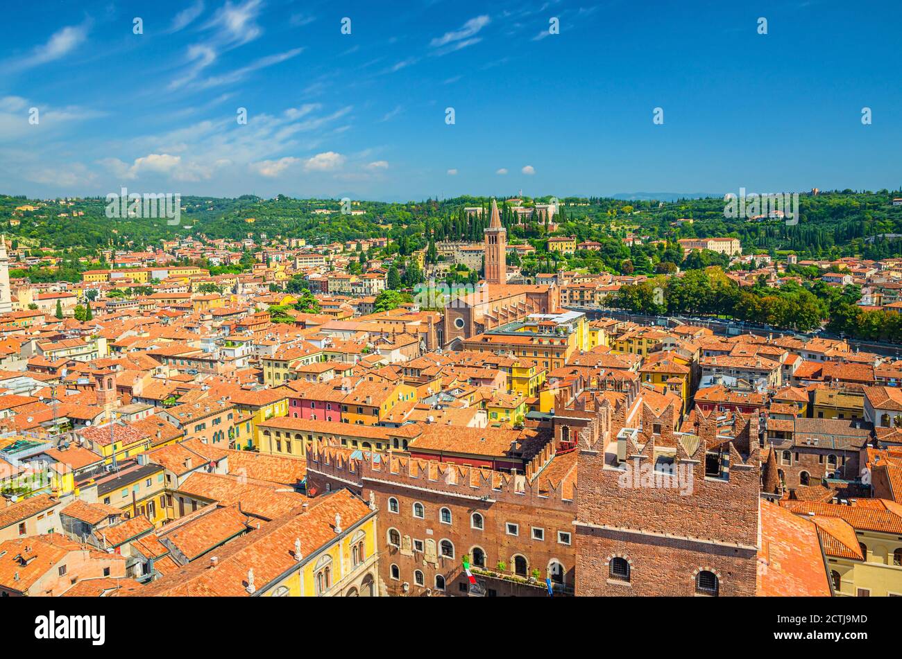 Vista aerea del centro storico di Verona Città Antica con tetti in tegole rosse. Vista panoramica sulla città di Verona. Spazio di copia sfondo blu. Veneto, Italia settentrionale Foto Stock