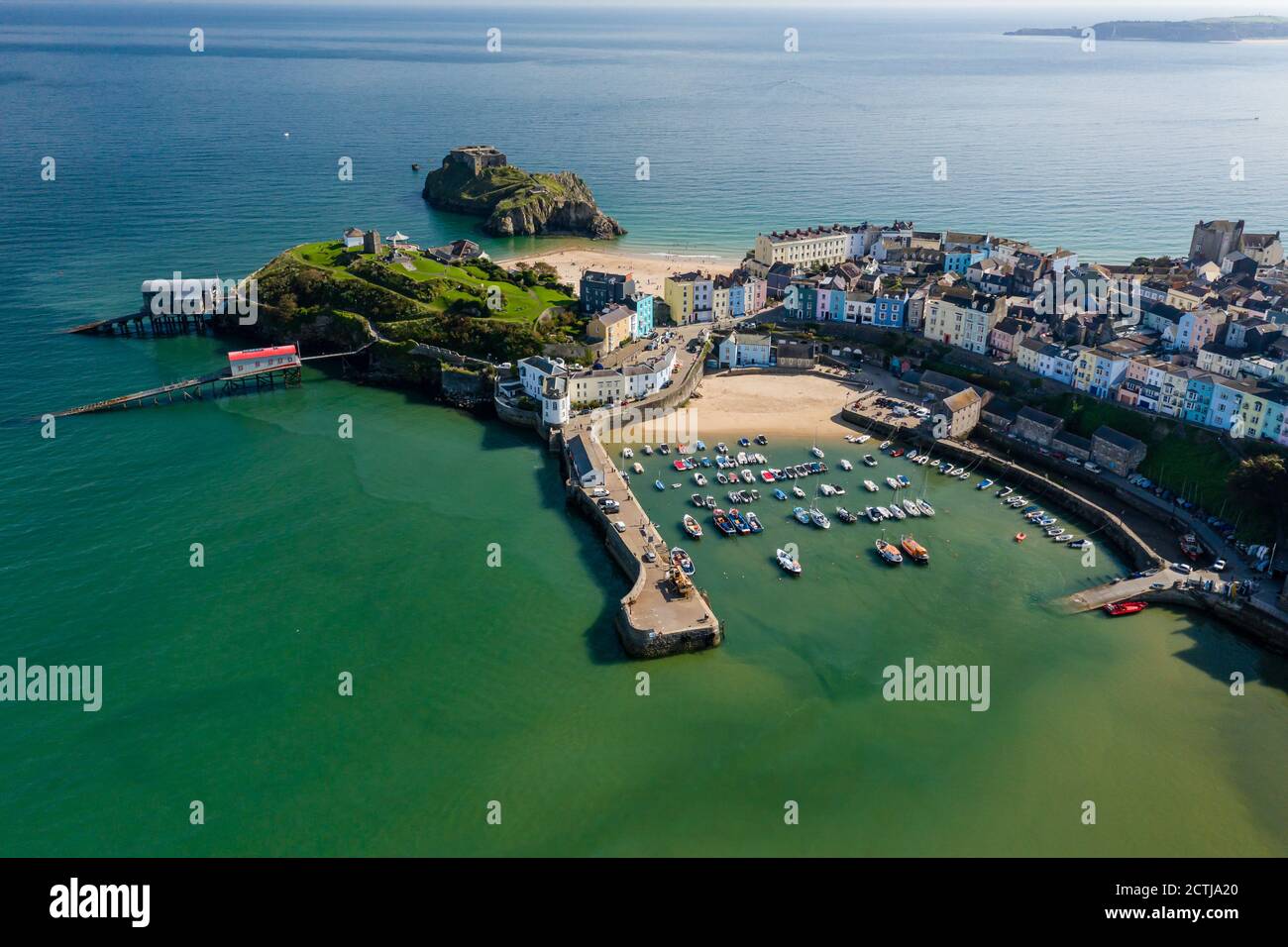 Veduta aerea del drone dell'idilliaca cittadina di mare gallese di Tenby a Pembrokeshire Foto Stock