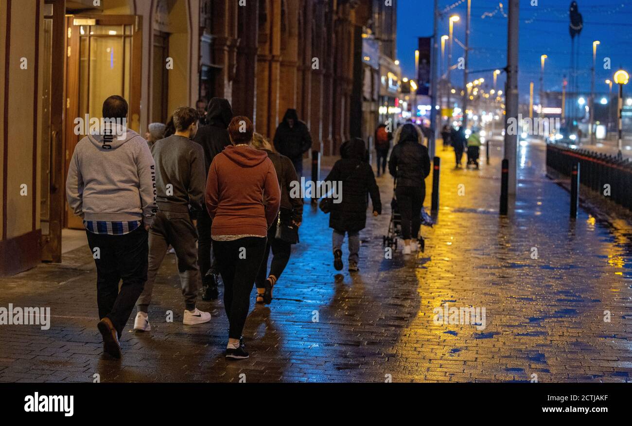 Persone fuori a Blackpool. Tutti i pub, i bar e i ristoranti in Inghilterra devono avere un orario di chiusura delle 22:00 da giovedì, per contribuire a frenare la diffusione del coronavirus. Foto Stock