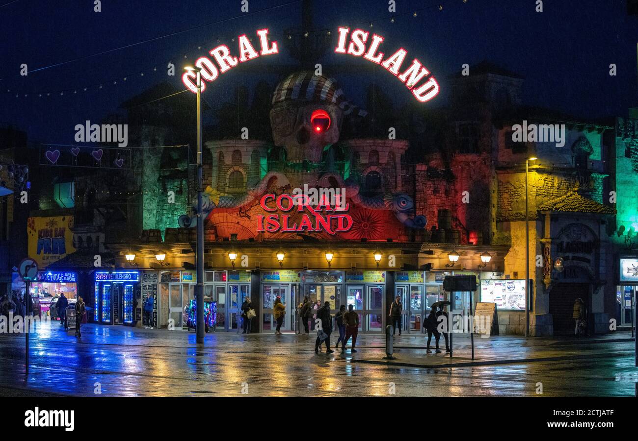 Persone fuori Coral Island a Blackpool. Tutti i pub, i bar e i ristoranti in Inghilterra devono avere un orario di chiusura delle 22:00 da giovedì, per contribuire a frenare la diffusione del coronavirus. Foto Stock