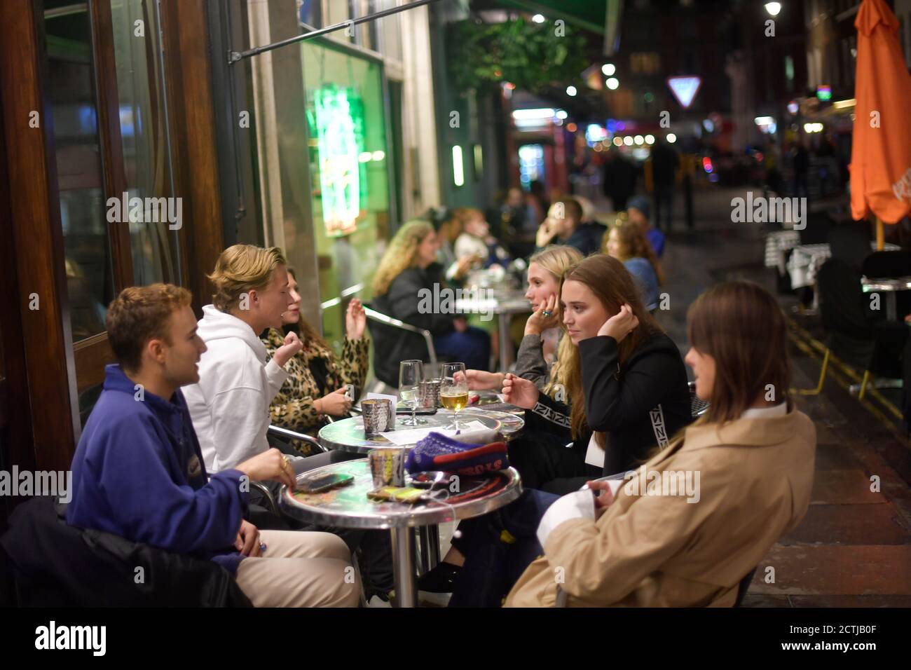 Persone che bevono all'esterno di un bar a Blackpool. Tutti i pub, i bar e i ristoranti in Inghilterra devono avere un orario di chiusura delle 22:00 da giovedì, per contribuire a frenare la diffusione del coronavirus. Foto Stock