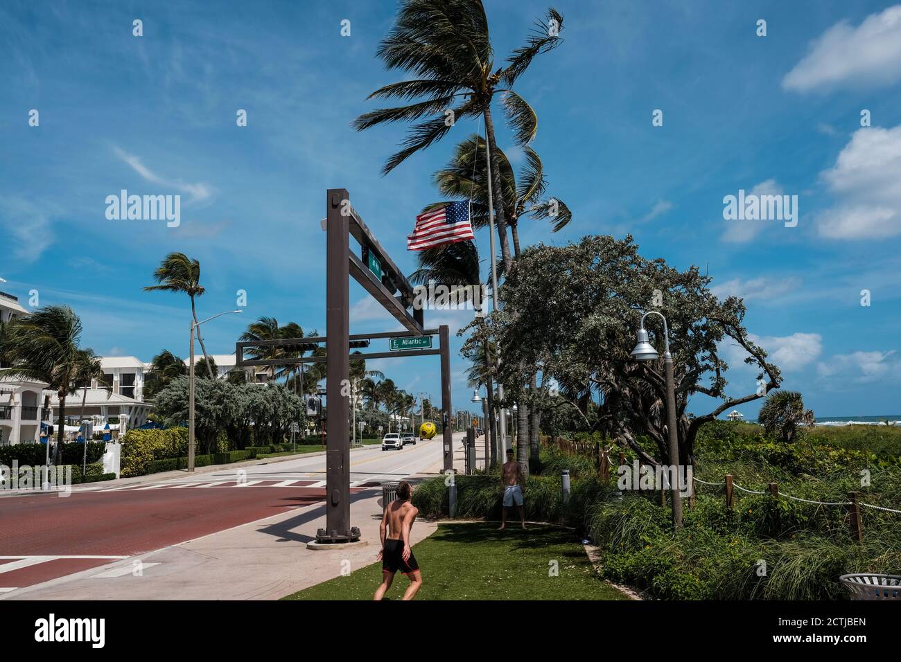 Delray Beach, Florida. Chi è in spiaggia si gode una giornata al sole in questo paradiso tropicale Foto Stock
