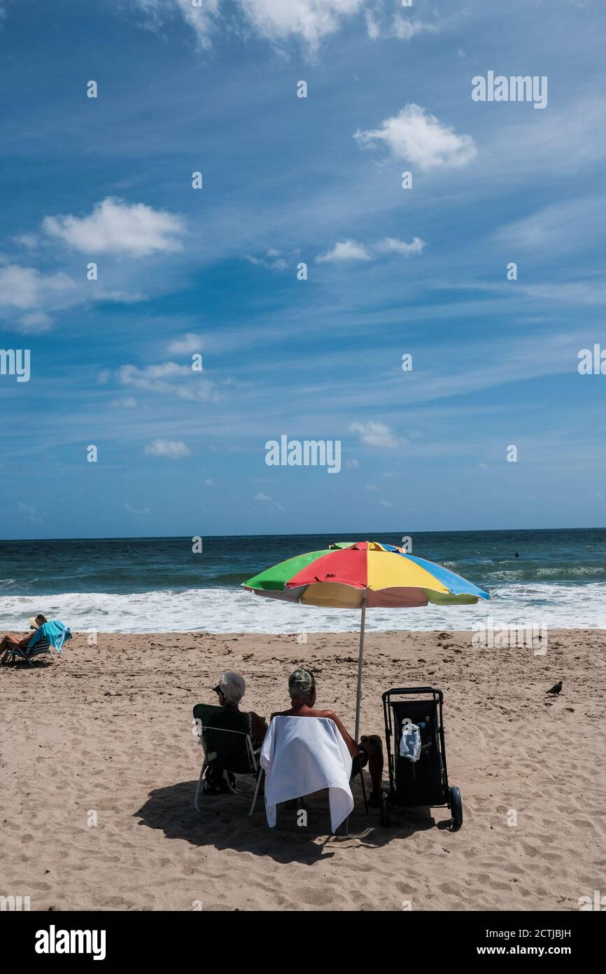 Delray Beach, Florida. Chi è in spiaggia si gode una giornata al sole in questo paradiso tropicale Foto Stock