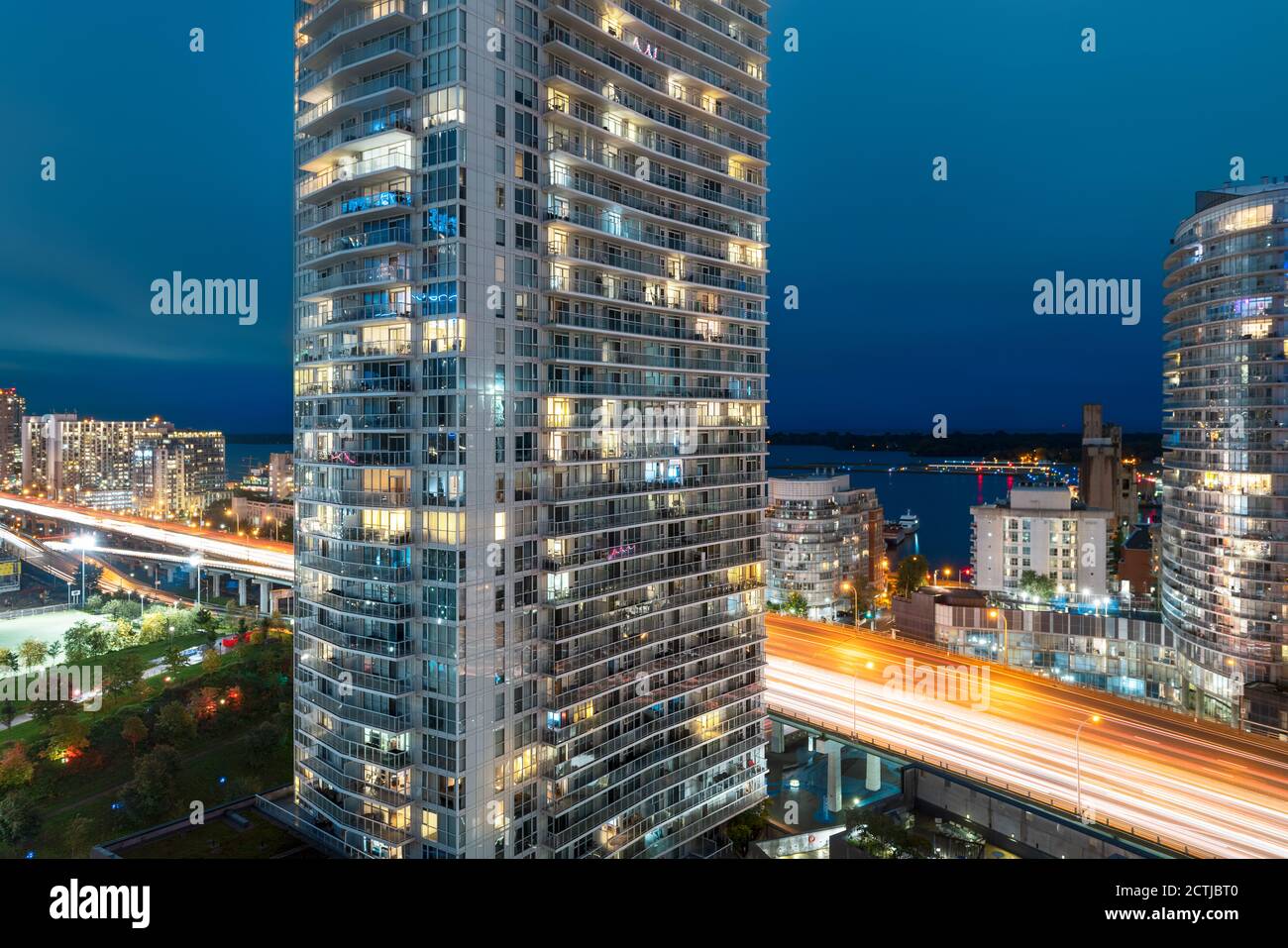 la luce brucia in una finestra della moltitudine in un edificio residenziale a più piani Foto Stock