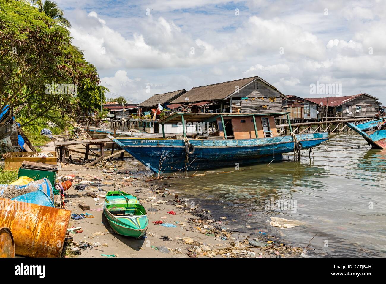 Sandakan, Sabah, Malesia: Stilthouses di Pukat Village, un villaggio di pescatori lungo Jalan Bokara nel sud di Sandakan. Foto Stock