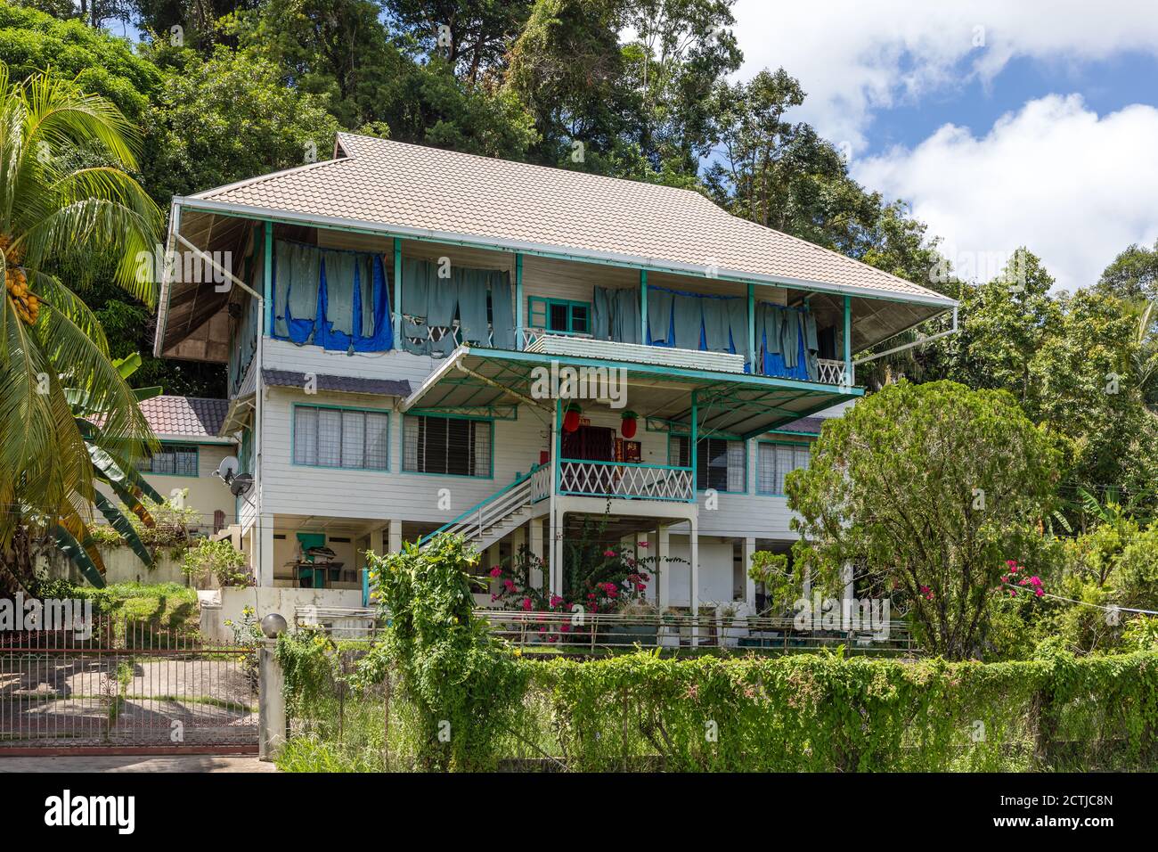 Sandakan, Sabah, Malesia: Una casa a 2 piani in tipico stile coloniale a Kampung Pasir Putih, visto da Jalan Bokara. Foto Stock