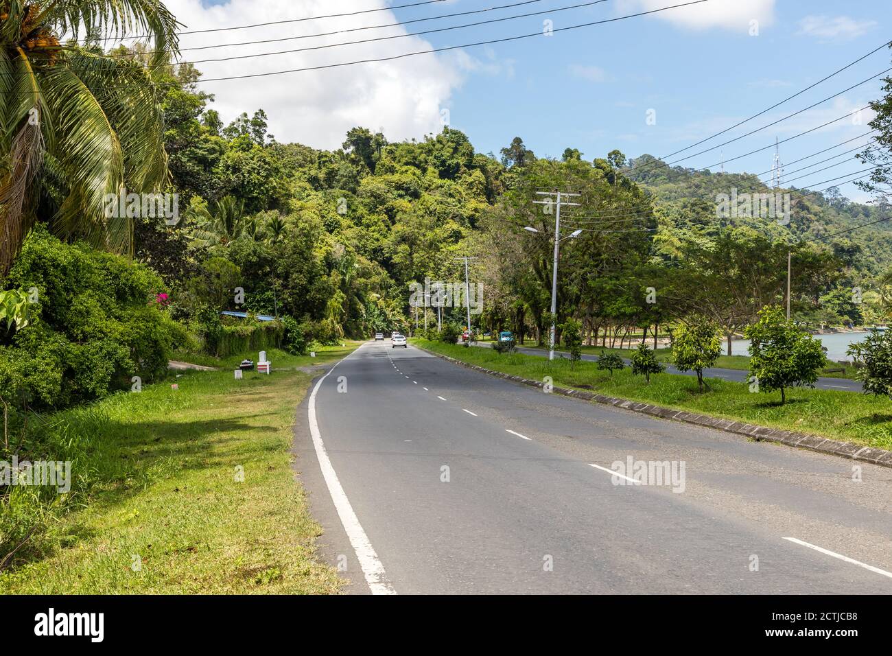 Sandakan, Sabah, Malesia: Strada a doppia carreggiata Bokara (malay: Jalan Bokara) a Kg Pasir Putih, nella periferia sud di Sandakan Town. Foto Stock