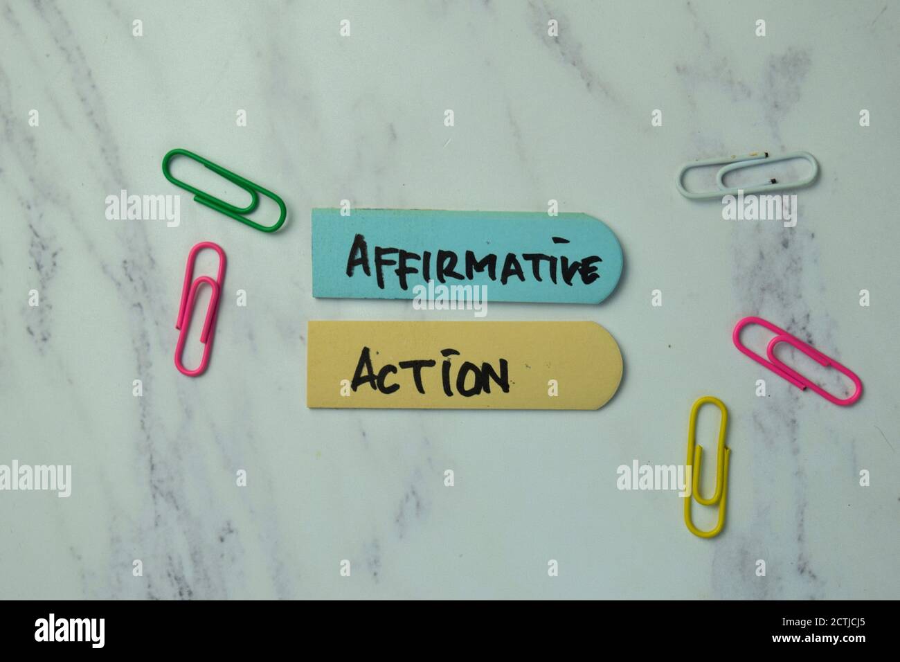 Azione affermativa scrivere su note adesive isolate sulla scrivania dell'ufficio. Foto Stock