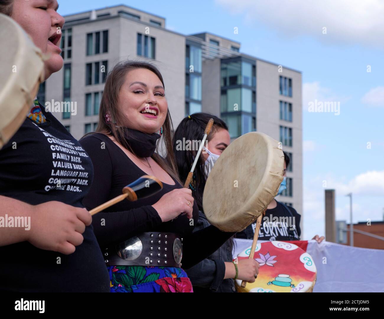 Ottawa, Canada. 23 settembre 2020. I gruppi locali delle prime Nazioni si riuniscono per cantare canzoni cerimoniali e tenere spazio per portare in prima linea varie ingiustizie dalle autorità canadesi, e in solidarietà con i guerrieri mi'kmaq a Capo Breton, Nuova Scozia, che attualmente lottano per i loro diritti costituzionali per le aragoste di pesce. L'evento si è svolto appena fuori dal Senato, dove è stato introdotto contemporaneamente il discorso del Trono. Credit: Meanderingemu/Alamy Live News Foto Stock