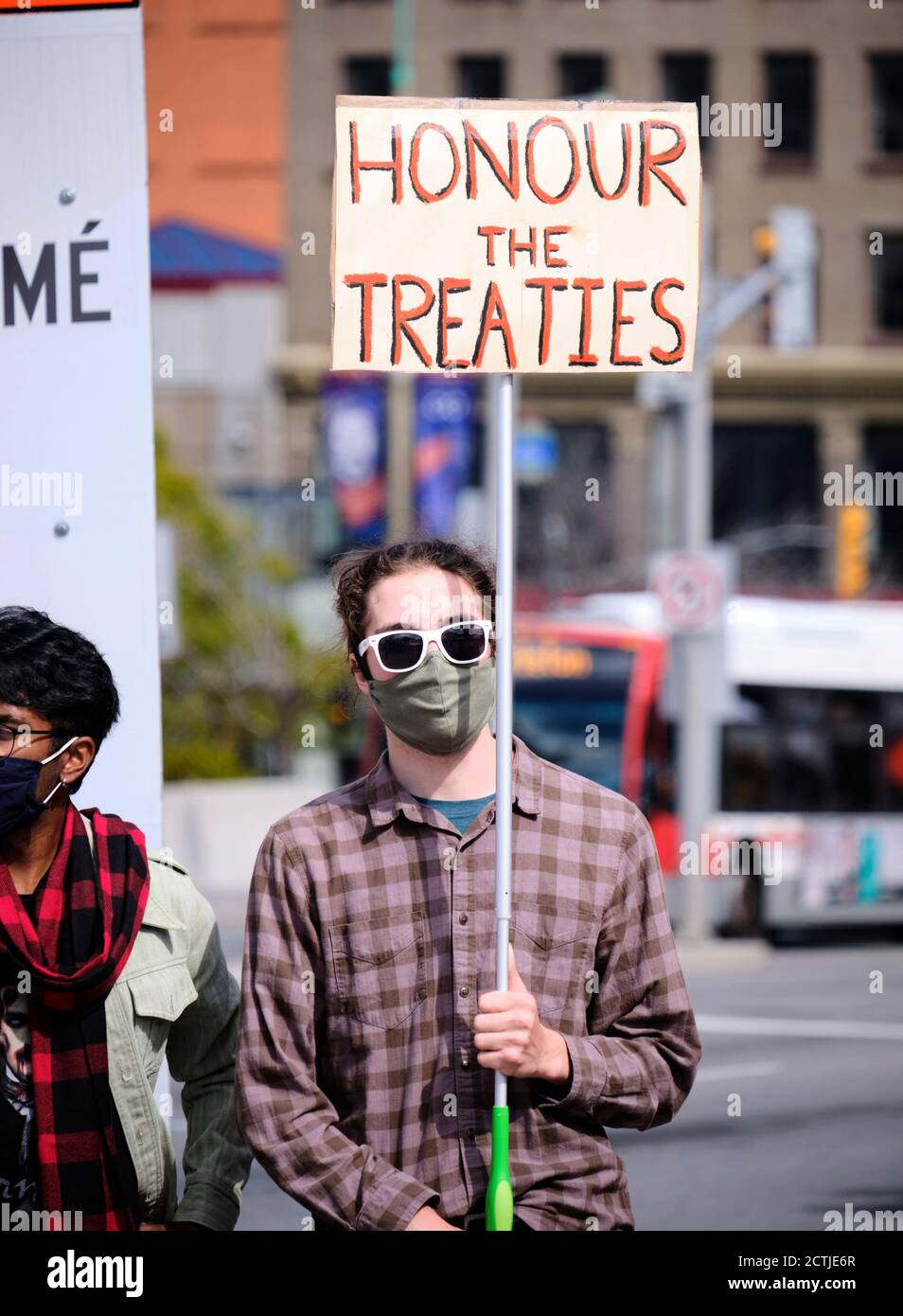 Ottawa, Canada. Settembre 23rd, 2020. I gruppi locali delle prime Nazioni si riuniscono per cantare canzoni cerimoniali e tenere spazio per portare in primo piano varie ingiustizie da parte delle autorità canadesi, e in solidarietà con i guerrieri mi'kmaq a Cape Breton, Nuova Scozia, che attualmente stanno combattendo per i loro diritti costituzionali di pesce aragoste. Protesta che chiede al governo di rispettare il trattato del 1752 con le nazioni frst. Foto Stock