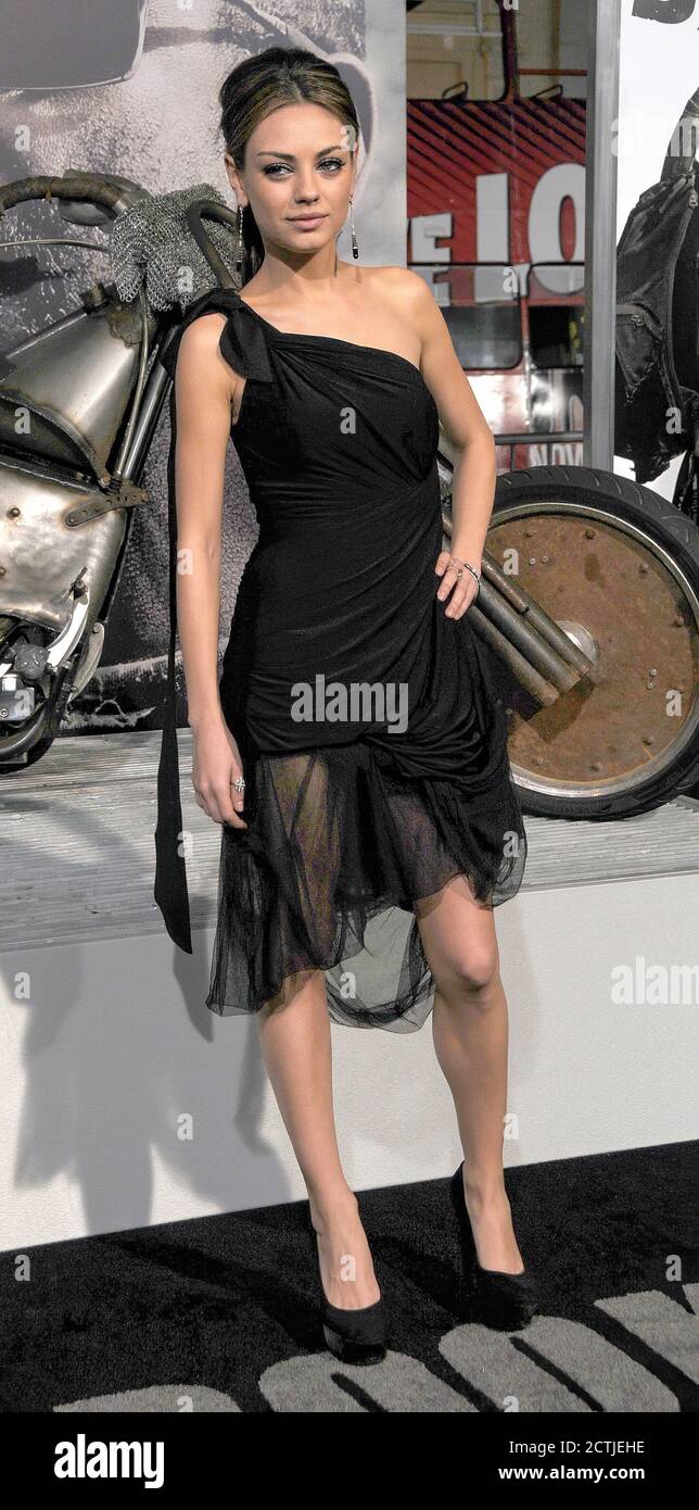 Mila Kunis arriva al 'The Book of Eli' Los Angeles Premiere al Grauman's Chinese Theatre di Hollywood, CA il 11 gennaio 2010 © Foto Stock