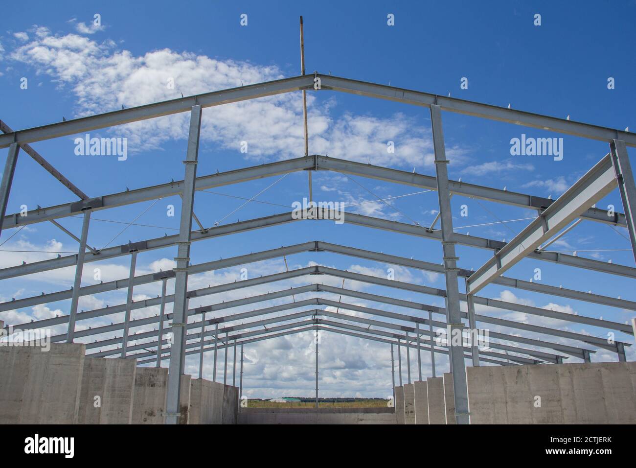 Telaio in acciaio di un edificio in costruzione. La costruzione dell'edificio è fatta di travi in acciaio. Costruzione di strutture prefabbricate Foto Stock