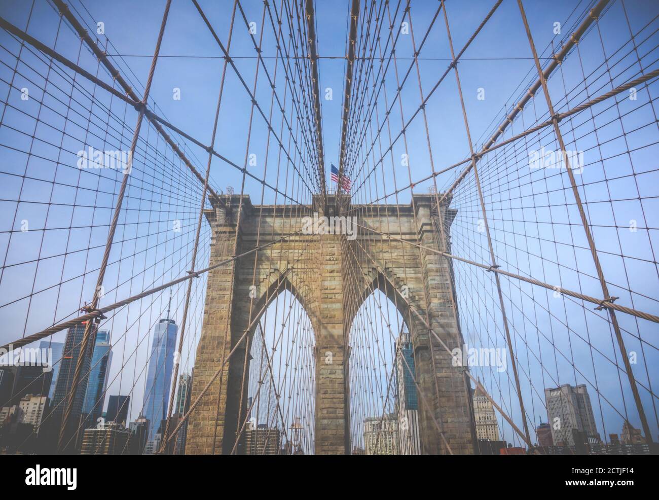 Il ponte di Brooklyn contro lo skyline di Manhattan Foto Stock