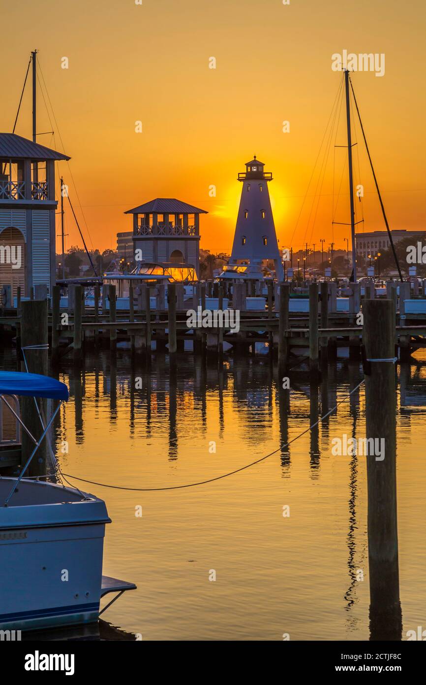 Faro presso il porto di Small Craft a Gulfport, Mississippi al tramonto Foto Stock