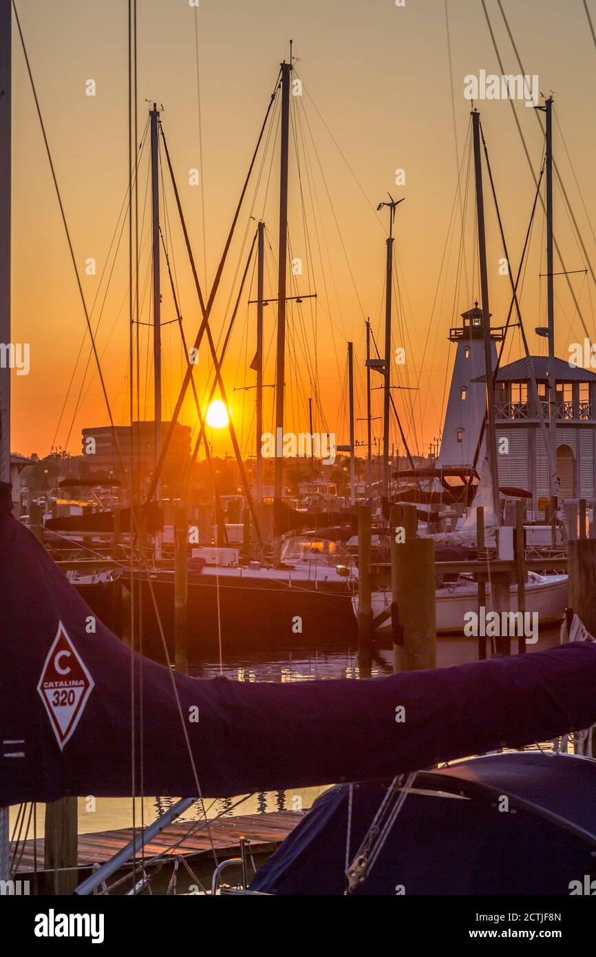 Faro presso il porto di Small Craft a Gulfport, Mississippi al tramonto Foto Stock