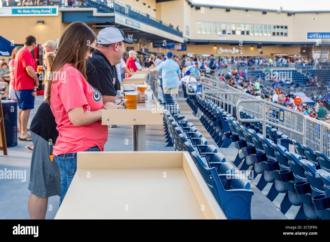 Coppia che guarda la partita di baseball della minor League dei Biloxi Shuckers allo stadio MGM di Biloxi, Mississippi, USA Foto Stock