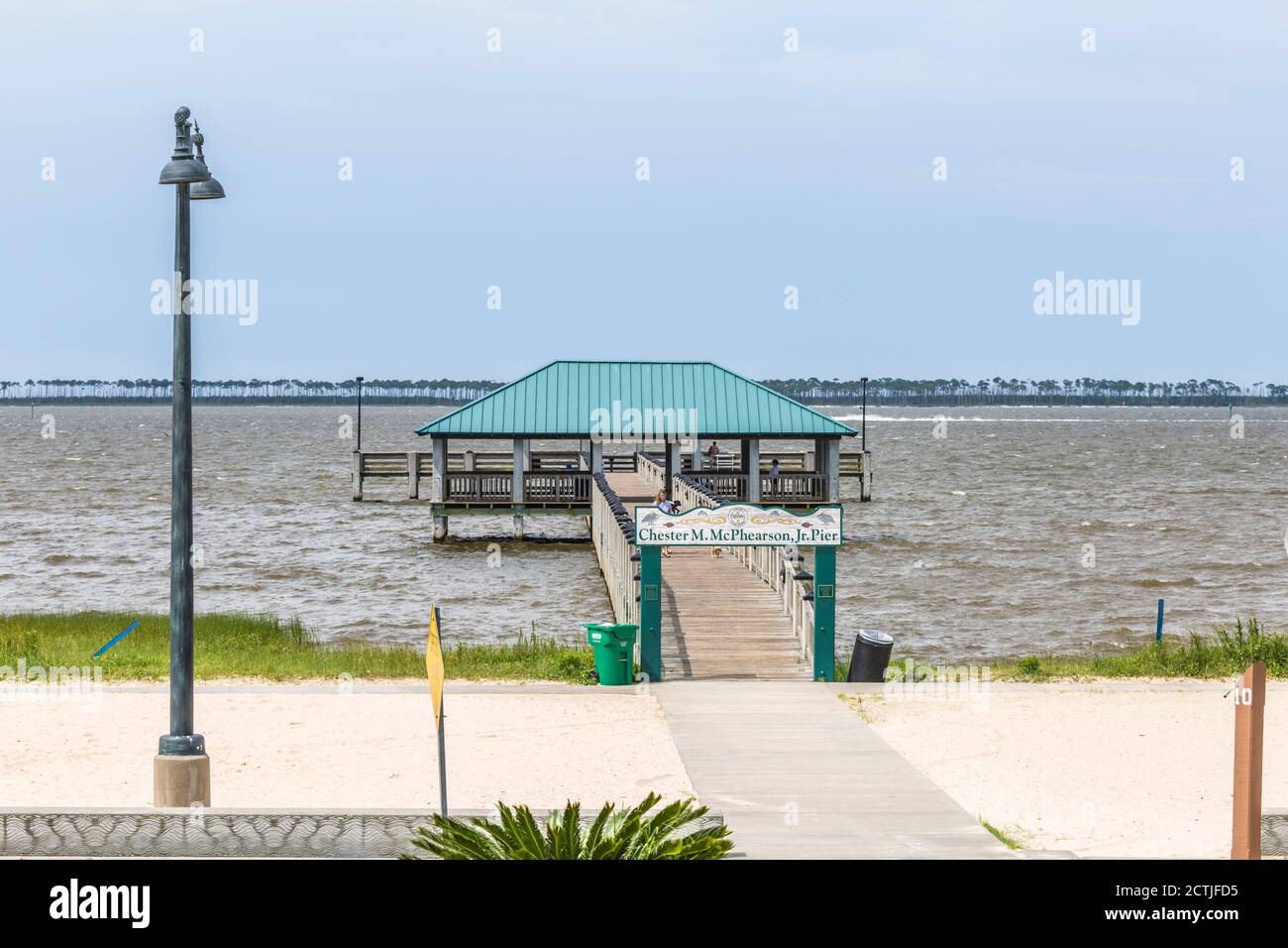 Chester M. McPhearson, Jr. Pier sulla costa del Golfo del Mississippi a Ocean Springs, Mississippi Foto Stock