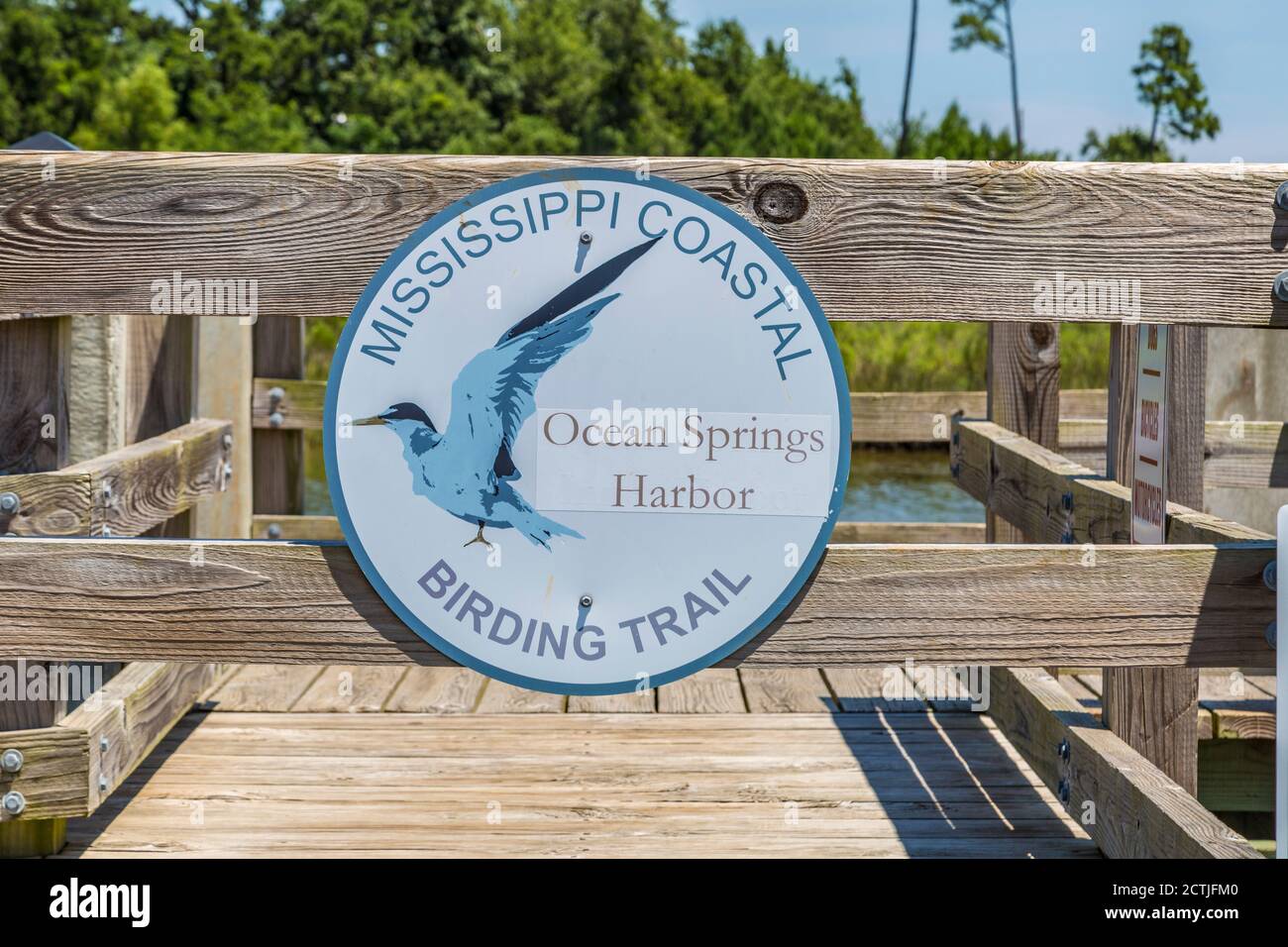 Il cartello del Mississippi Coastal Birding Trail sul molo all'ingresso del porto interno di Ocean Springs, Mississippi Foto Stock