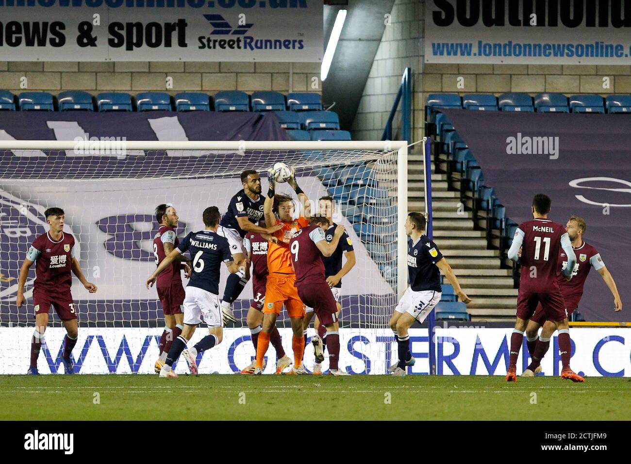 Londra, Regno Unito. 23 Settembre 2020. Bailey Peacock-Farrell di Burnley si tiene sotto pressione durante la terza partita di Carabao Cup tra Millwall e Burnley disputata a porte chiuse al Den, Londra, Inghilterra il 23 settembre 2020. Foto di Carlton Myrie/prime Media Images. Credit: Prime Media Images/Alamy Live News Foto Stock