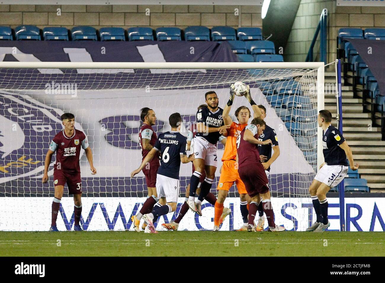 Londra, Regno Unito. 23 Settembre 2020. Bailey Peacock-Farrell di Burnley in azione durante la terza partita di Carabao Cup tra Millwall e Burnley ha giocato a porte chiuse al Den, Londra, Inghilterra il 23 settembre 2020. Foto di Carlton Myrie/prime Media Images. Credit: Prime Media Images/Alamy Live News Foto Stock