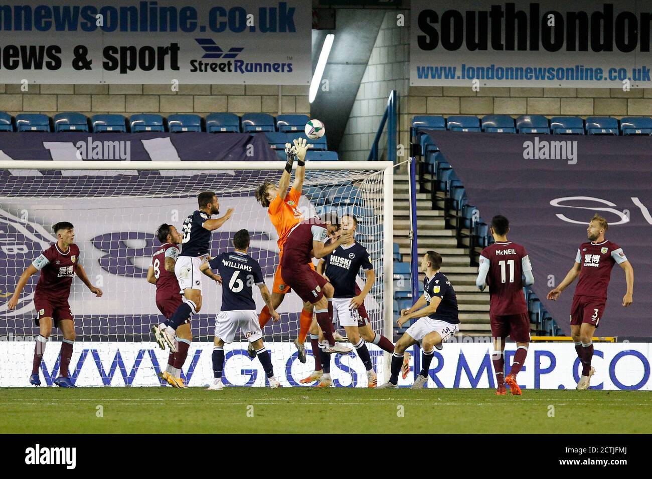 Londra, Regno Unito. 23 Settembre 2020. Bailey Peacock-Farrell di Burnley rivendica un cross sotto pressione durante la terza partita della Carabao Cup tra Millwall e Burnley disputata a porte chiuse al Den, Londra, Inghilterra il 23 settembre 2020. Foto di Carlton Myrie/prime Media Images. Credit: Prime Media Images/Alamy Live News Foto Stock